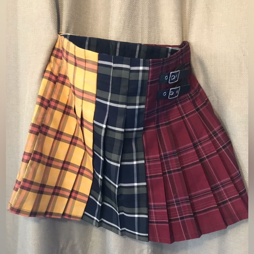 Ladies pleated short skirt